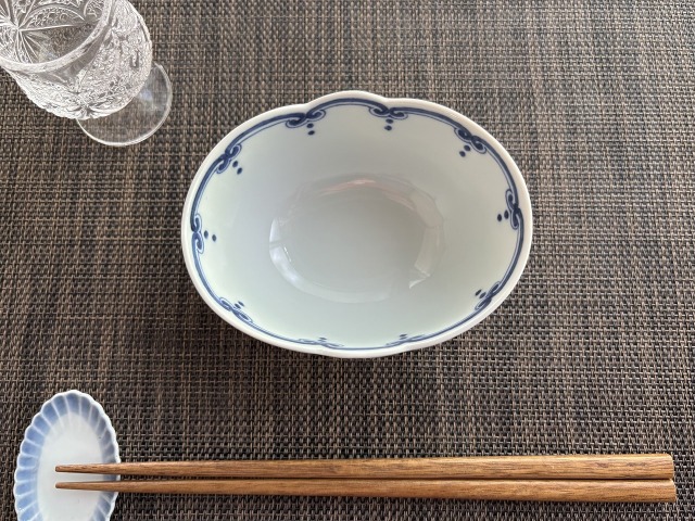 如意文三つ足楕円小付 しん窯青花匠